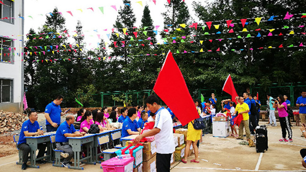 共同前行， 温暖你我——徐州亿万28官网统一医药连锁销售有限公司贵州修文小学助学行